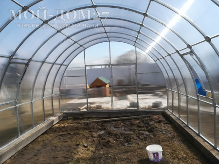 Теплица Фермерская 4,2х6 метров с поликарбонатом | Мой-Дом27 | Каркас изготовлен из оцинкованной замкнутой трубы 30*20 мм.<br>
 <b>Ширина - 4,2 метра</b>.&nbsp;Высота - 2,75&nbsp;метра. Длина - 6 метров<br>
 Выдерживаемая снеговая нагрузка - 150 кг/м2. Выдерживаемая ветровая нагрузка - до 27 м/с.<br>
 <b>Расстояние между дугами 0,65 метра. Толщина металла дуги 1,2 мм. С каждого торца по две двери и форточки в дверях</b><br>
 <b>
Стрингеров (горизонтальных соединений дуг)&nbsp;– 9 шт.&nbsp;</b><br>